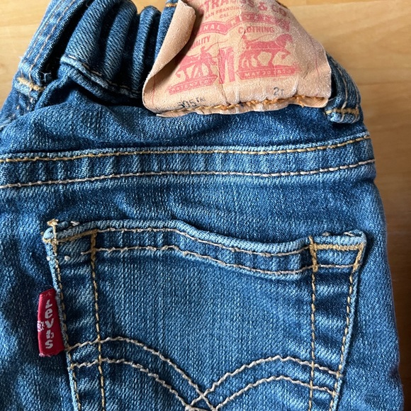 Toddler 2T bundle. 2 pairs of jeans (Levi’s & osh gosh) and 1 shorts (Levi’s). - Picture 4 of 7